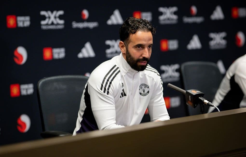 Huấn luyện viên Ruben Amorim của Manchester United tại buổi họp báo, đối mặt với canh bạc lớn tại Anfield.