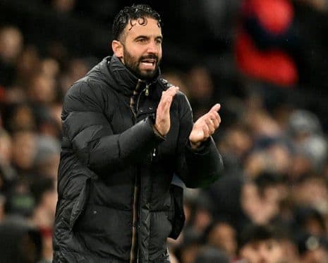 Huấn luyện viên Ruben Amorim chỉ đạo trong trận đấu của Manchester United.