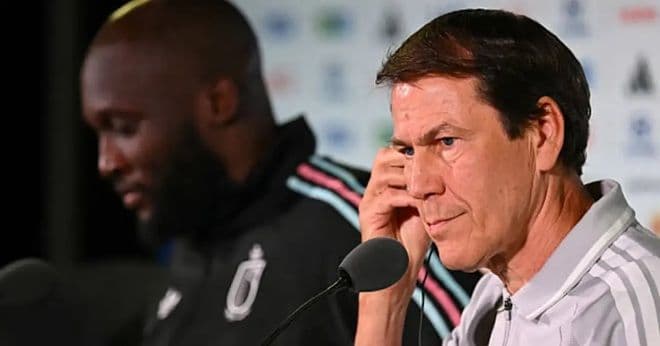 Huấn luyện viên Rudi Garcia tại buổi họp báo, đối mặt với áp lực và sự cô đơn trên chiếc ghế nóng.