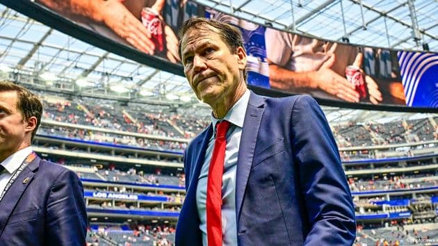 Huấn luyện viên Rudi Garcia trên sân vận động, thể hiện áp lực và trách nhiệm của chiếc ghế nóng.