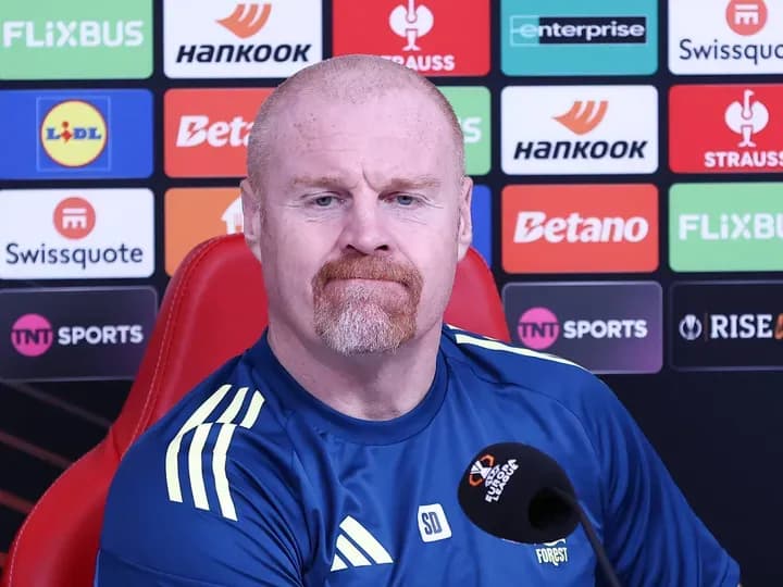 Huấn luyện viên Sean Dyche của Nottingham Forest tại buổi họp báo Europa League.