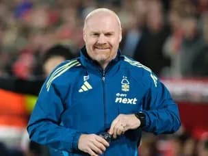 Huấn luyện viên Sean Dyche của Nottingham Forest trên sân.