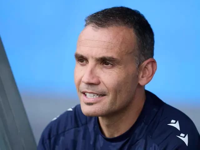 Huấn luyện viên Sergio Francisco của Real Sociedad chuẩn bị cho trận đấu quan trọng với Elche.