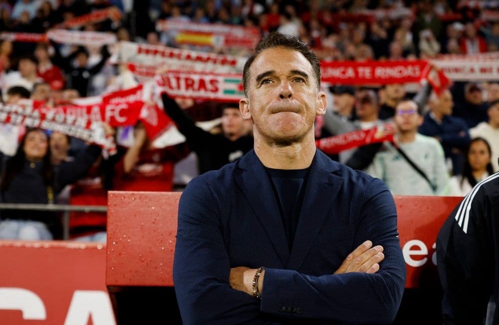 Huấn luyện viên Sevilla với vẻ mặt lo lắng, thể hiện áp lực tại sân Sánchez-Pizjuán