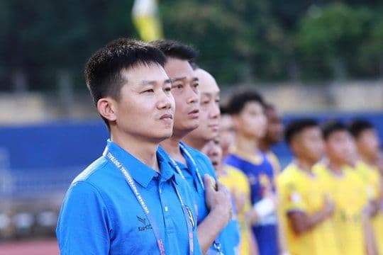 Huấn luyện viên Sông Lam Nghệ An tập trung chỉ đạo, chuẩn bị cho cuộc đối đầu chiến thuật căng thẳng.