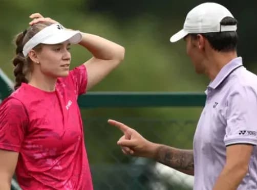 Huấn luyện viên Stefano Vukov chỉ trích Elena Rybakina trên sân.