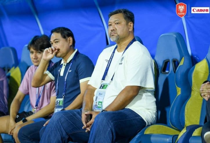Huấn luyện viên Thái Lan ngồi trên băng ghế dự bị, theo dõi trận đấu với vẻ mặt trầm tư.