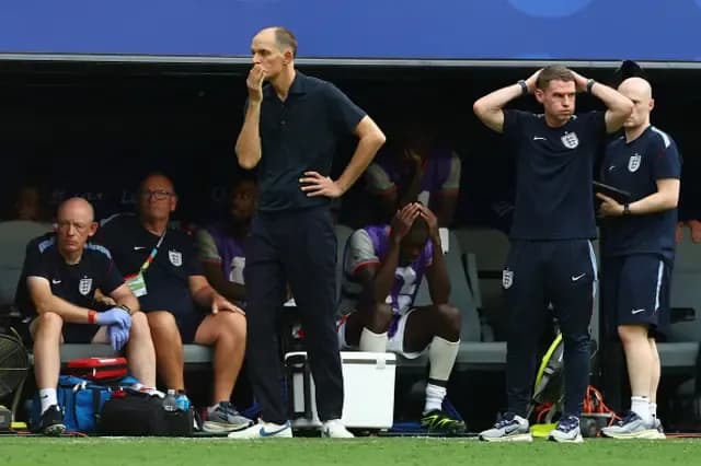 Huấn luyện viên Thomas Tuchel của Anh phản ứng trên băng ghế dự bị, thể hiện sự lo lắng về lối chơi kiểm soát bóng không hiệu quả