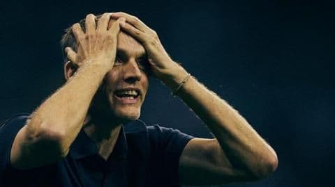 Huấn luyện viên Thomas Tuchel với vẻ mặt lo lắng, thể hiện áp lực và nỗi lo về chấn thương của Declan Rice.