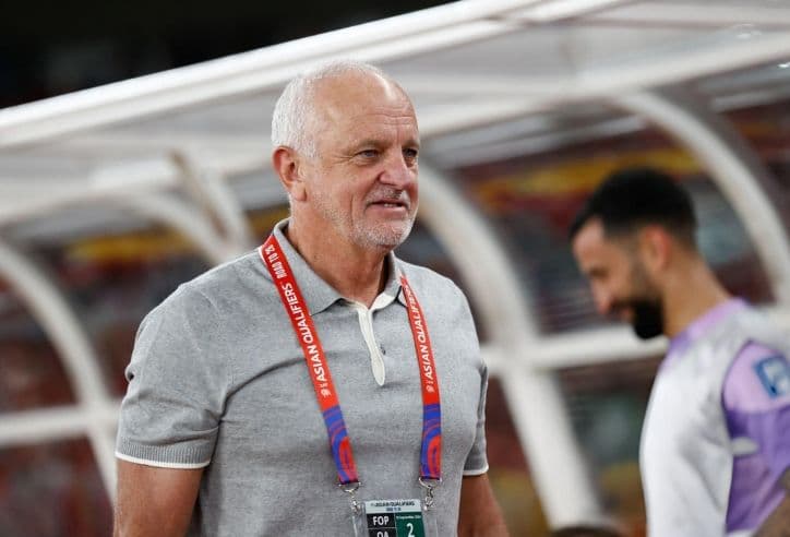 Huấn luyện viên trên sân, tượng trưng cho việc phân tích chuyên sâu tỷ số, phạt góc và thẻ phạt trong trận đấu.