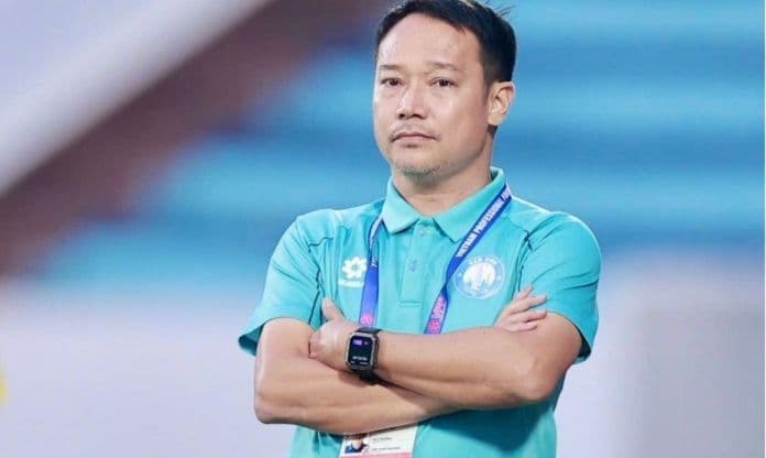 Huấn luyện viên trưởng của Thép Xanh Nam Định theo dõi trận đấu
