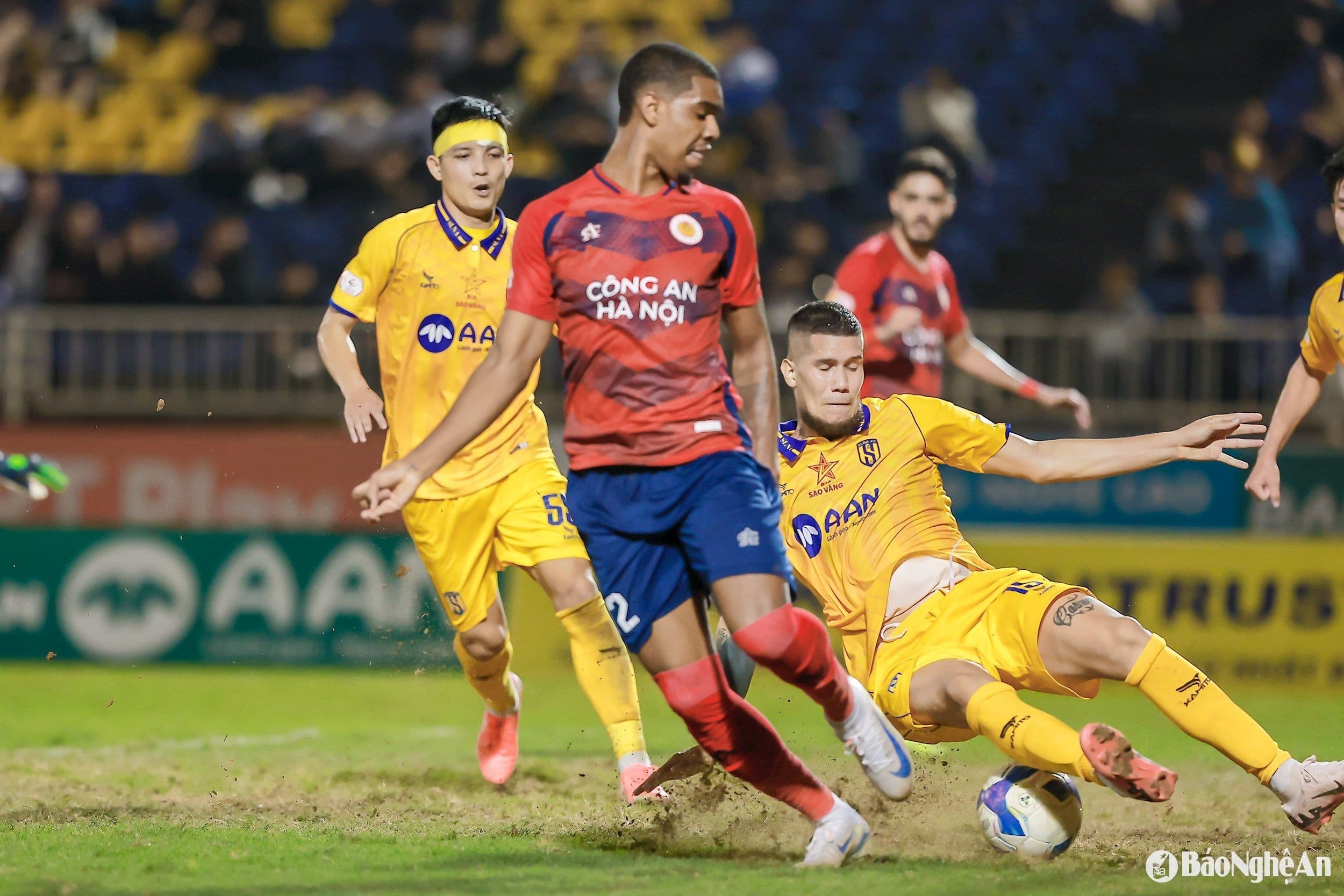 Huấn luyện viên trưởng Sông Lam Nghệ An chỉ đạo chiến thuật trong trận đấu chung kết đầy căng thẳng.