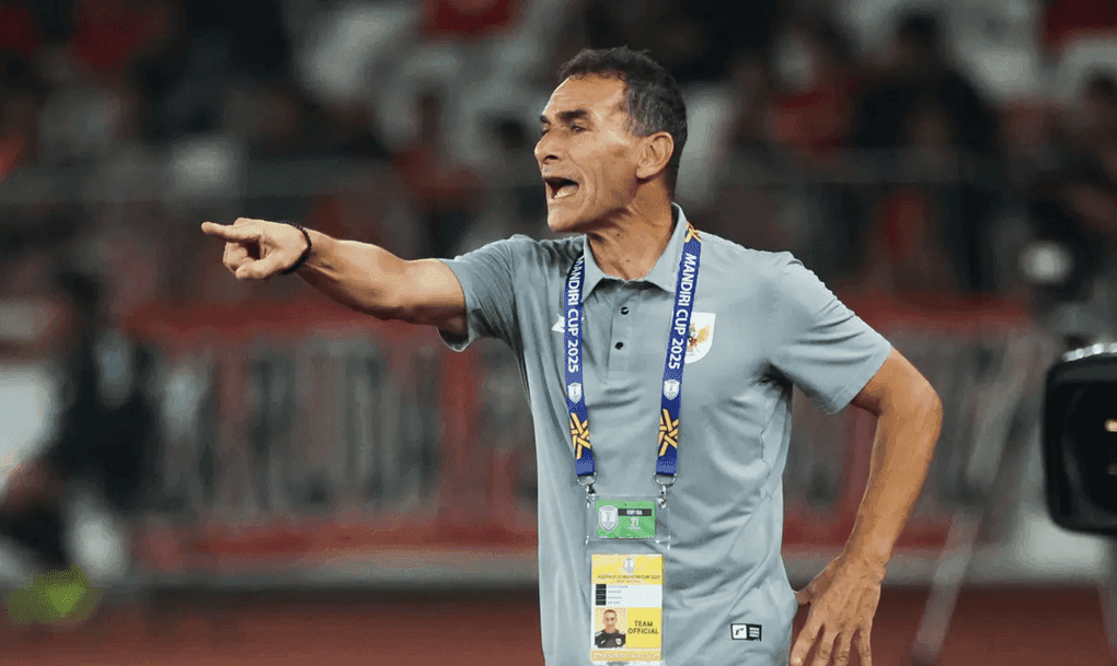 Huấn luyện viên U23 Indonesia chỉ đạo quyết liệt, thể hiện ý chí chiến đấu của đội.