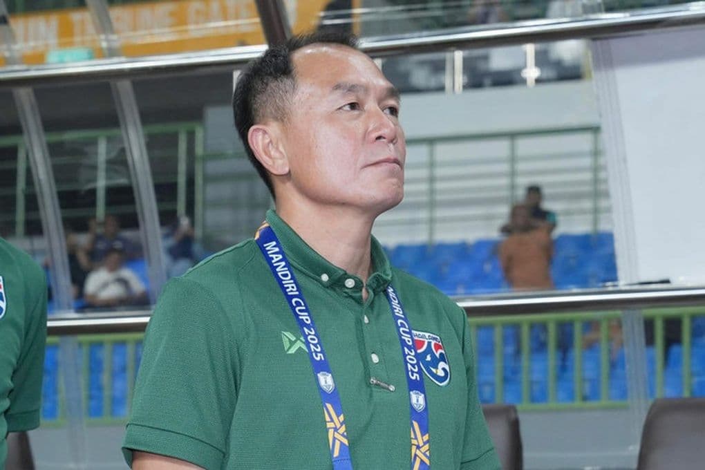 Huấn luyện viên U23 Thái Lan theo dõi trận đấu với vẻ mặt tập trung