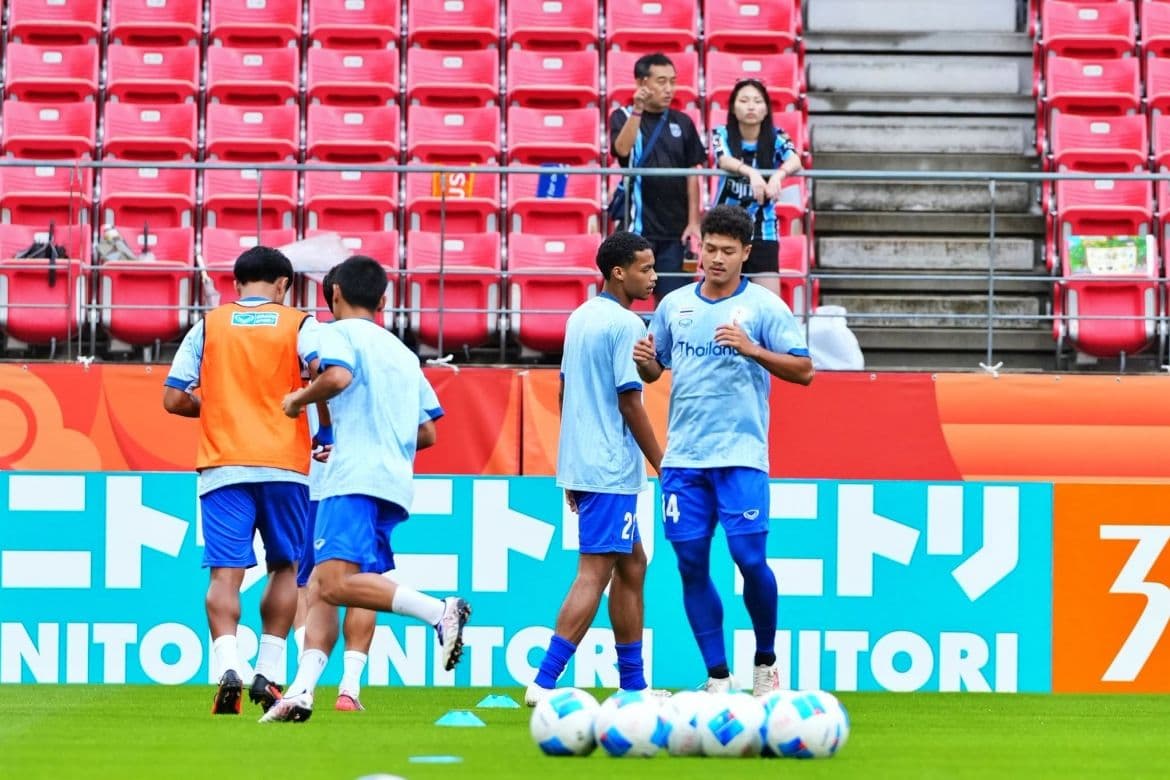 Huấn luyện viên U23 Thái Lan trên băng ghế chỉ đạo, đối mặt với bài toán bản sắc của đội