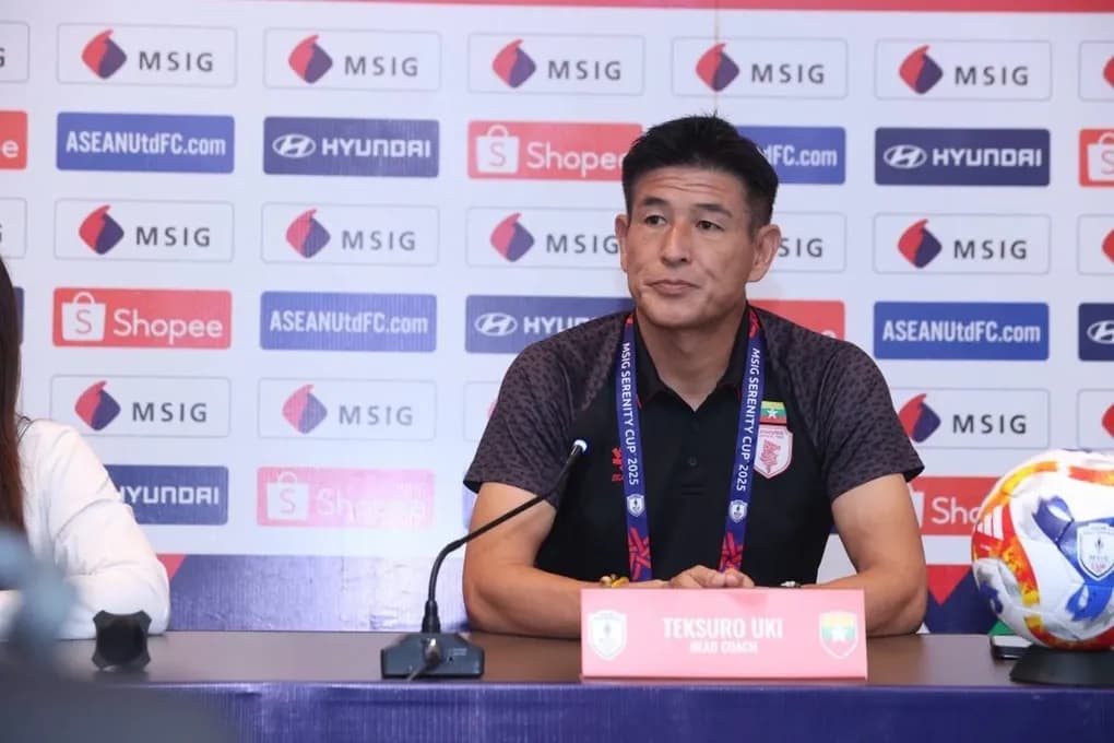 Huấn luyện viên Uki Tetsuro của đội tuyển nữ Myanmar tại buổi họp báo.