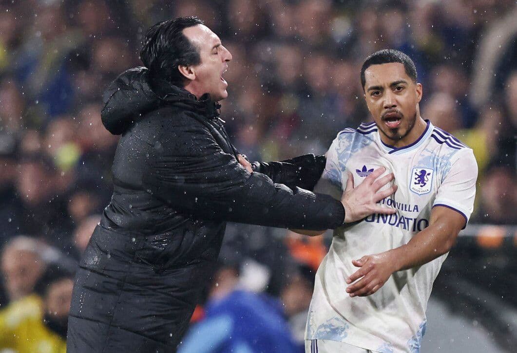 Huấn luyện viên Unai Emery chỉ đạo cầu thủ Aston Villa trong trận đấu Cúp C2