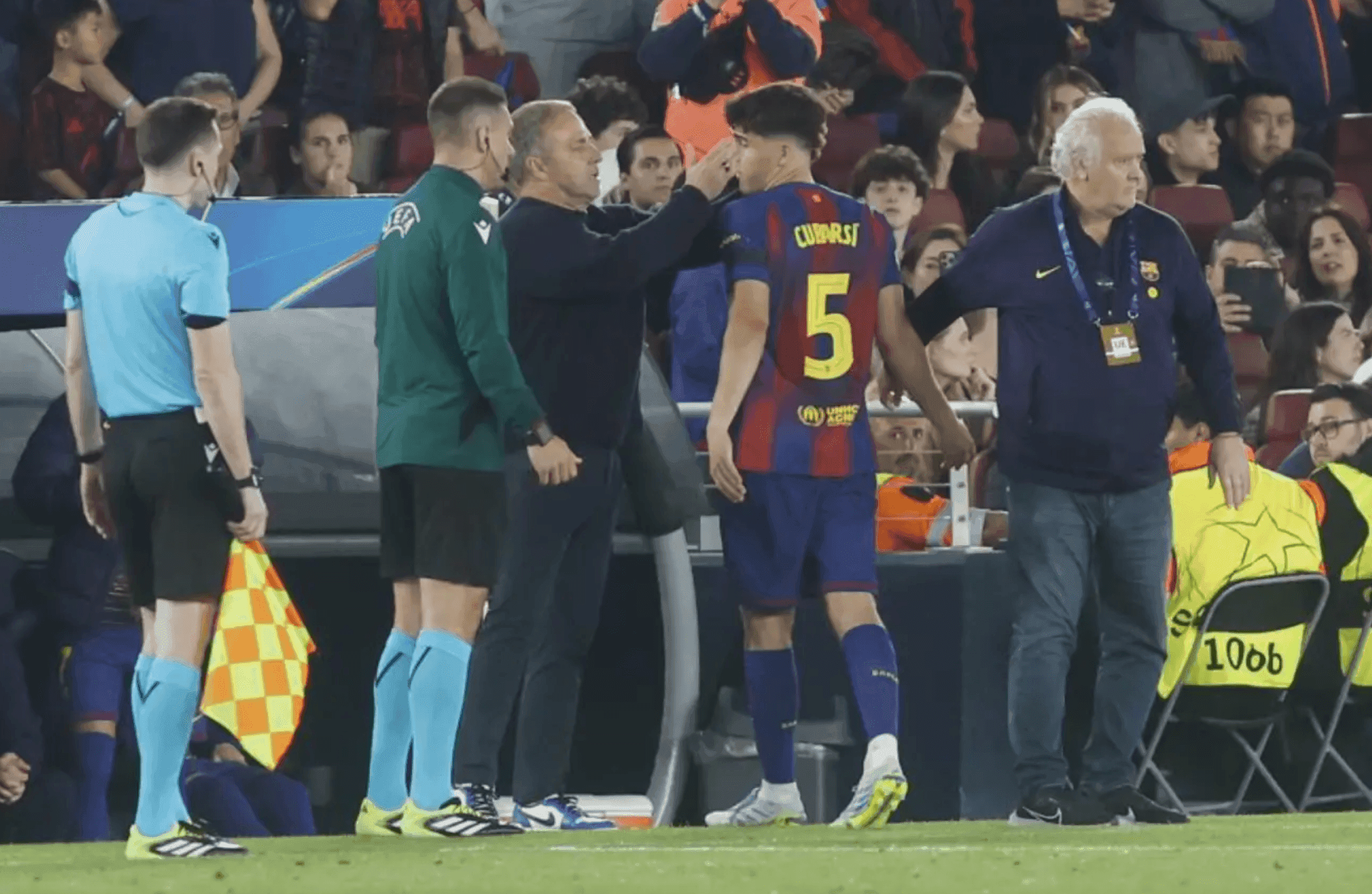 Huấn luyện viên và cầu thủ trên sân trong trận đấu UEFA Champions League, tượng trưng cho sự quản lý và áp lực từ các câu lạc bộ lớn.