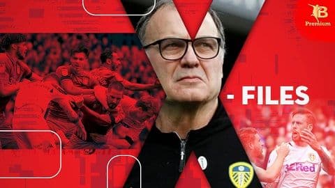 Huấn luyện viên và cầu thủ trong trận đấu, thể hiện chiến thuật phòng ngự phản công của Urawa Reds.