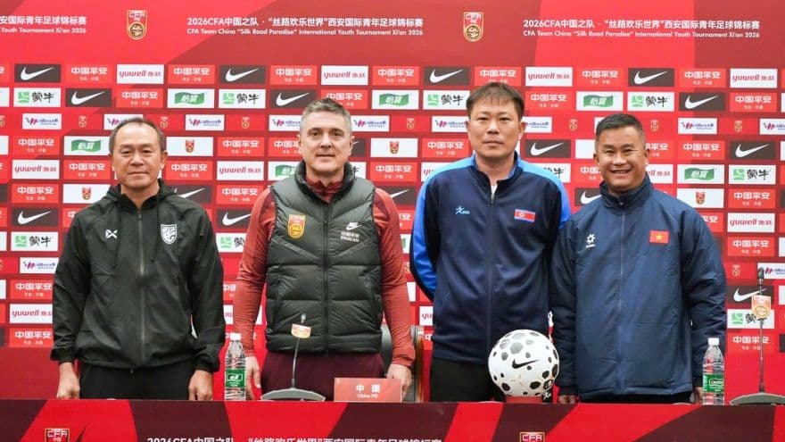 Huấn luyện viên và đại diện các đội tham dự giải CFA Team China 2026, bao gồm U23 Việt Nam và Triều Tiên, tại buổi họp báo.