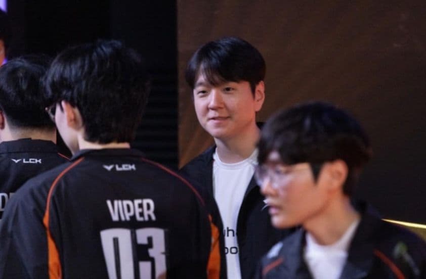 Huấn luyện viên và tuyển thủ tập trung vào chiến thuật Ban/Pick trong trận đấu LCK.