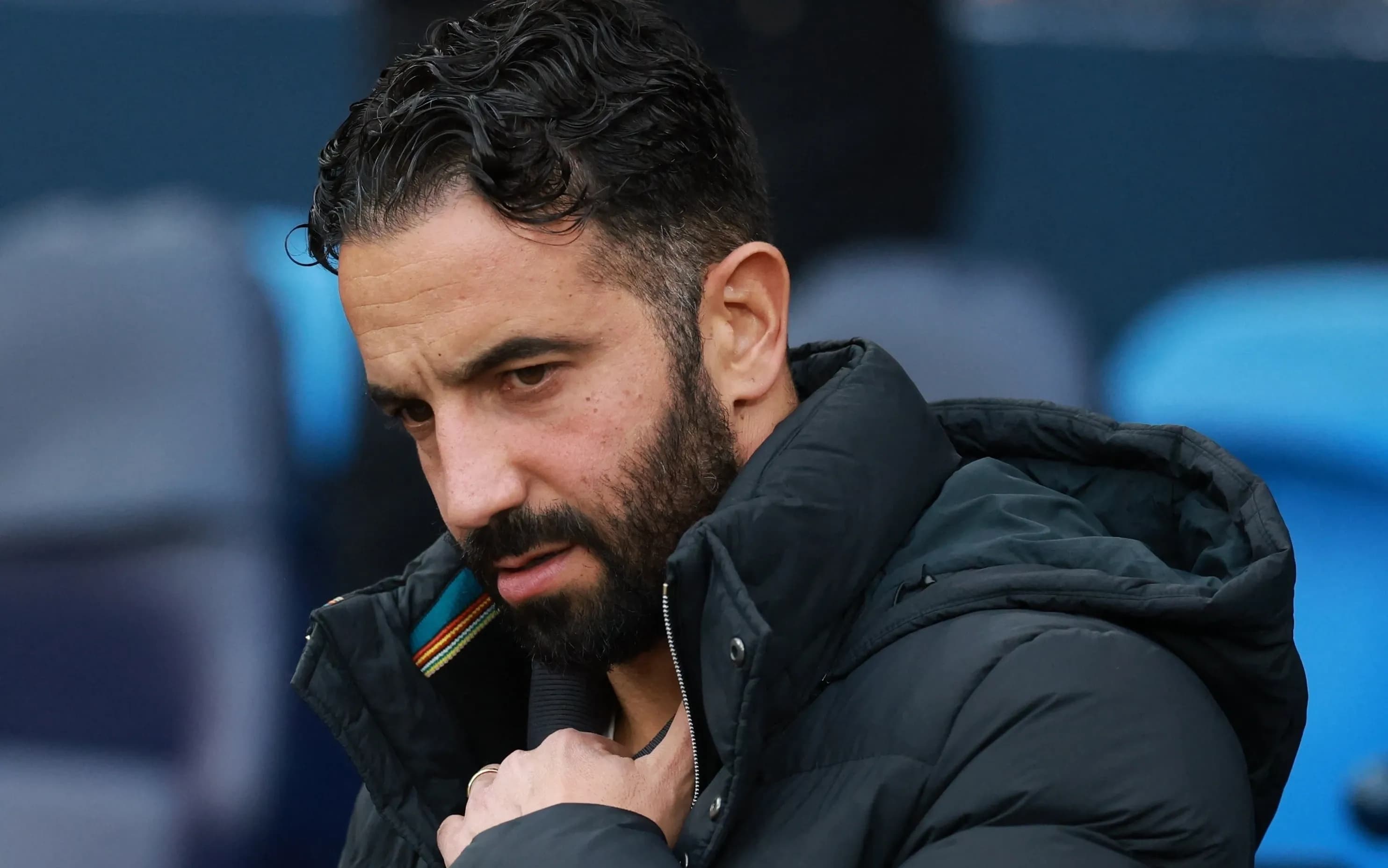 Huấn luyện viên Valencia thể hiện sự thất vọng sau trận thua đậm Barcelona.