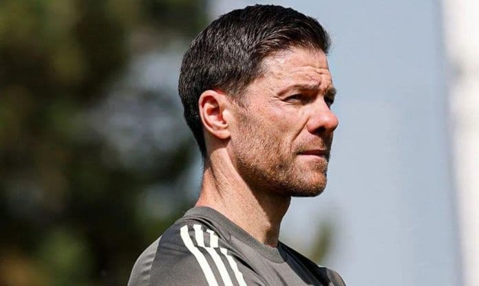 Huấn luyện viên Xabi Alonso của Real Madrid trong cuộc đối đầu chiến thuật