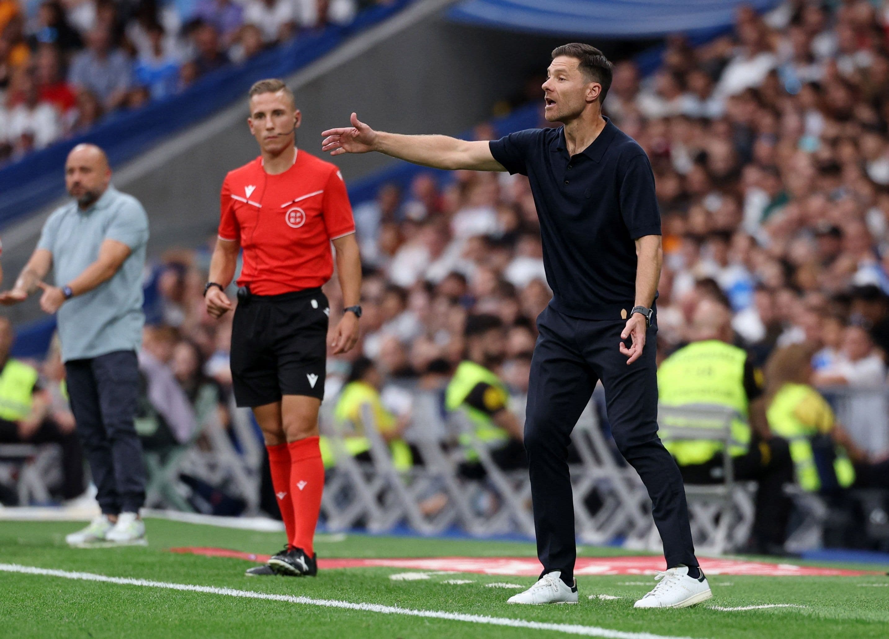 Huấn luyện viên Xabi Alonso chỉ đạo trận đấu giữa Real Madrid và Espanyol tại Bernabeu.