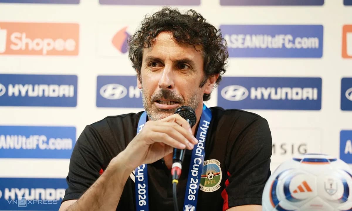 Huấn luyện viên Ze Pedro của Timor Leste tại buổi họp báo trước trận đấu ASEAN Cup 2026