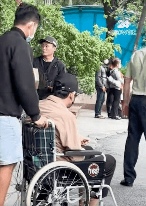 Huỳnh Anh Tuấn ngồi xe lăn xuất viện, bắt đầu quá trình phục hồi sau đột quỵ.