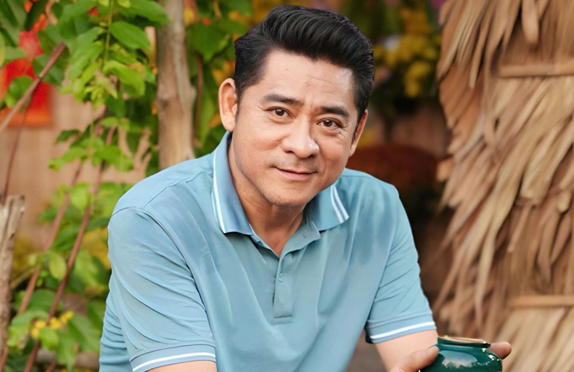 Huỳnh Anh Tuấn với nụ cười mãn nguyện trong khu vườn, thể hiện cuộc sống an bình và hạnh phúc mới.