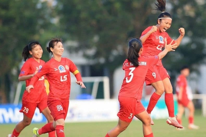 Huỳnh Như (số 9) bùng nổ ăn mừng cùng đồng đội TP.HCM I, dẫn dắt đội chinh phục ngôi vô địch.