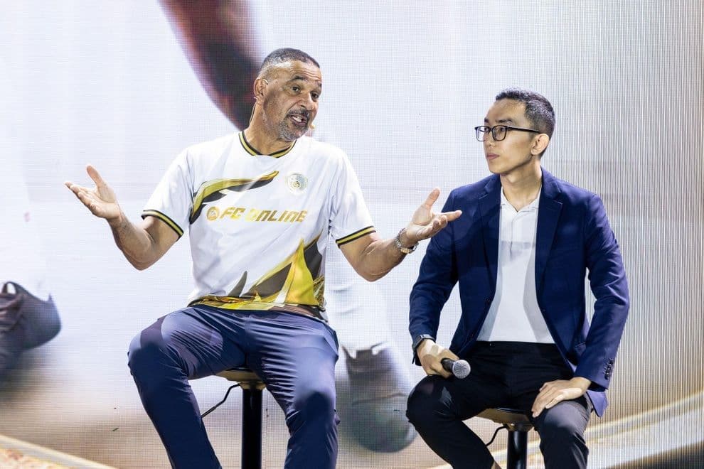 Huyền thoại bóng đá Ruud Gullit giao lưu cùng đại diện FC Online tại Việt Nam.