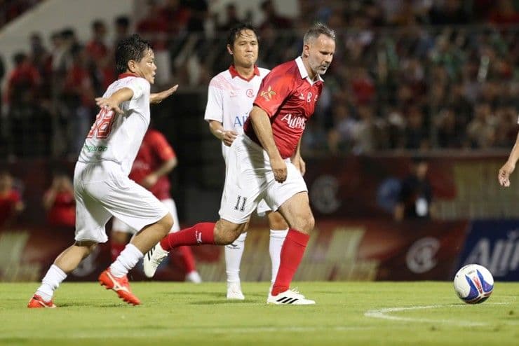 Huyền thoại MU Ryan Giggs đối đầu cầu thủ Việt Nam All Stars trong trận đấu giao hữu đầy cảm xúc.