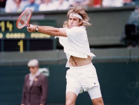 Huyền thoại quần vợt Andre Agassi trên sân đấu.