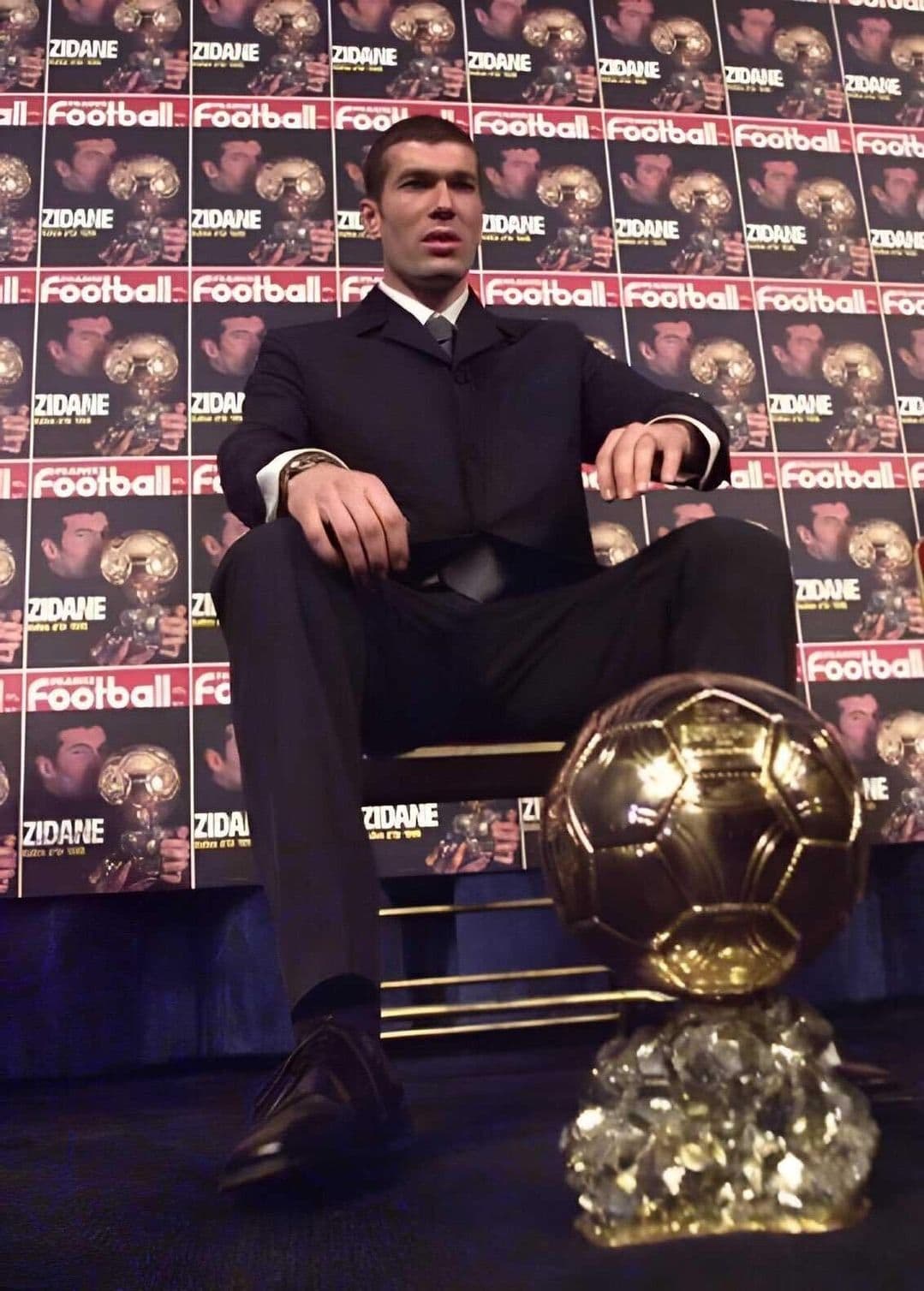 Huyền thoại Zinedine Zidane với chiếc Quả Bóng Vàng danh giá.