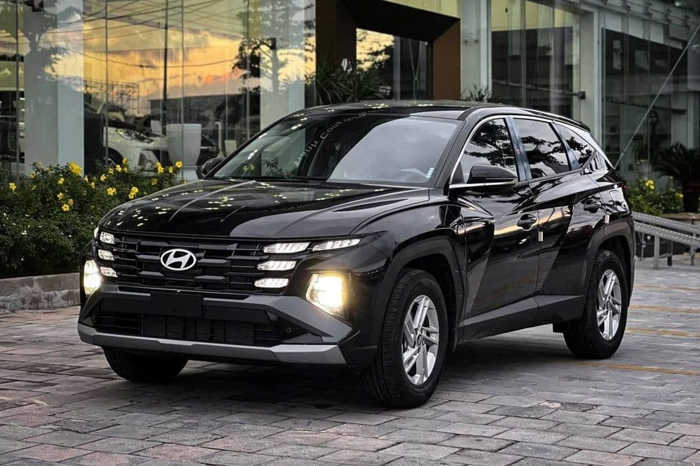 Hyundai Tucson màu đen tại đại lý, biểu tượng cho cuộc chiến giá khốc liệt trong phân khúc SUV.