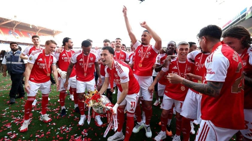 Đội Arsenal ăn mừng chức vô địch, thể hiện tầm nhìn và tham vọng của HLV Mikel Arteta.