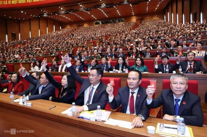 Đại biểu dự Đại hội Đảng XIV bỏ phiếu bầu Ủy viên Trung ương