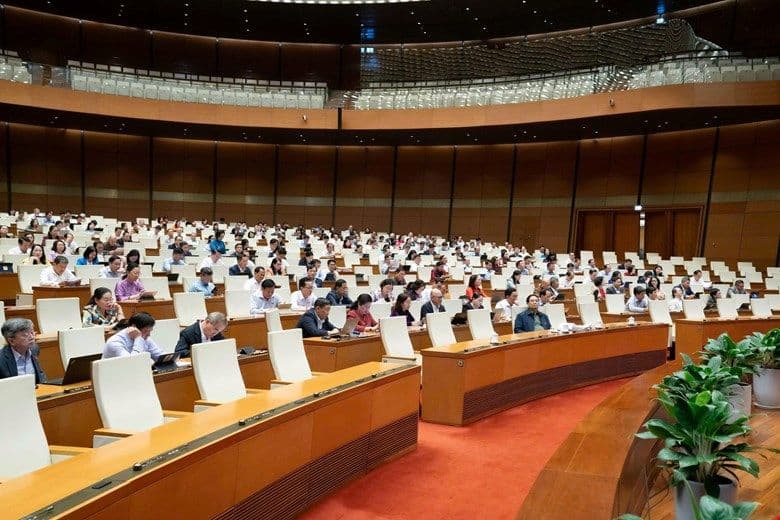 Đại biểu Quốc hội tham dự phiên họp về chính sách tiền lương quốc gia.