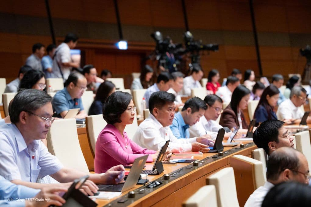 Đại biểu Quốc hội thảo luận về dự thảo Bộ luật Hình sự sửa đổi tại Hội trường Diên Hồng.