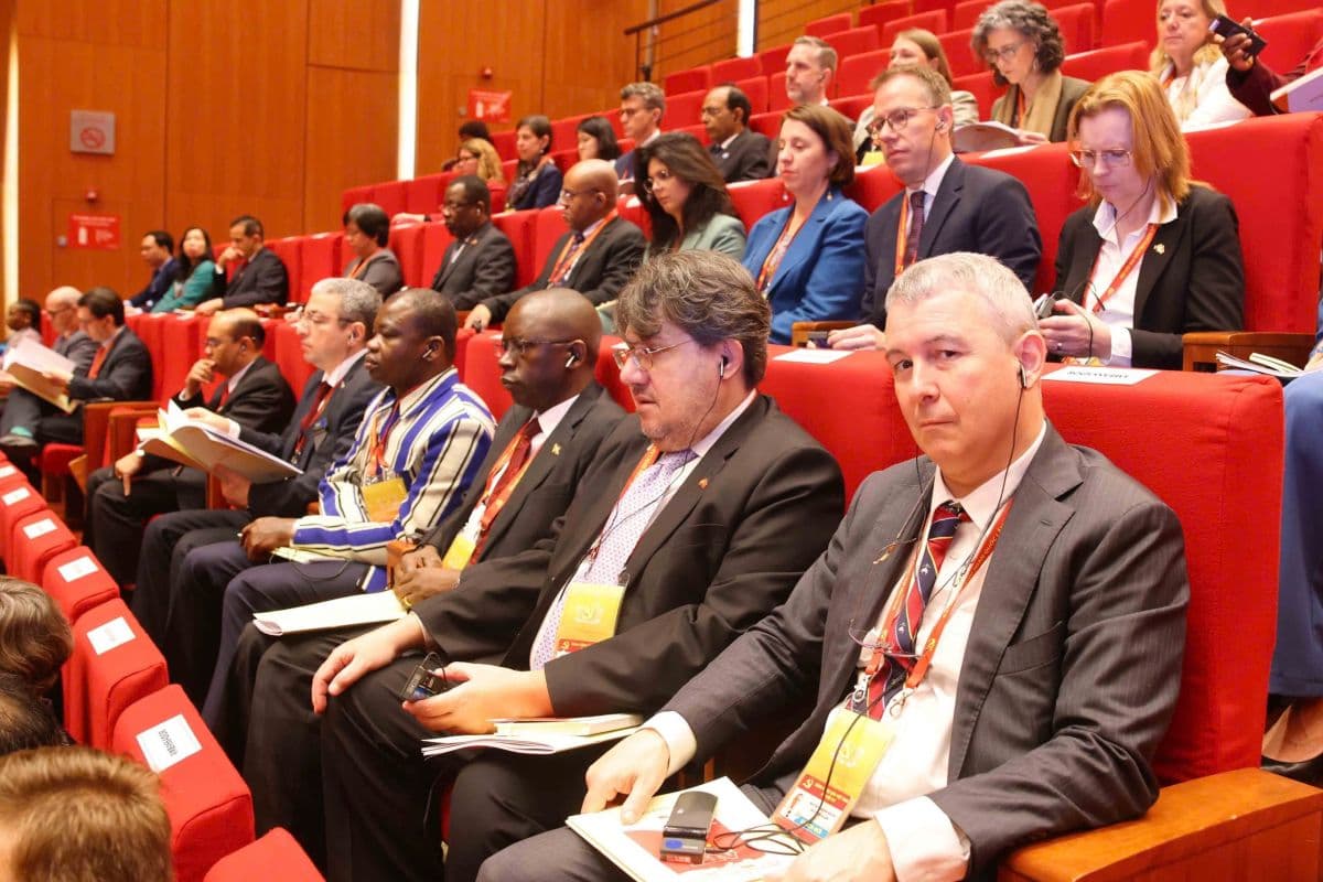 Đại biểu quốc tế tham dự Đại hội XIV, thể hiện sự quan tâm và ủng hộ từ cộng đồng thế giới.