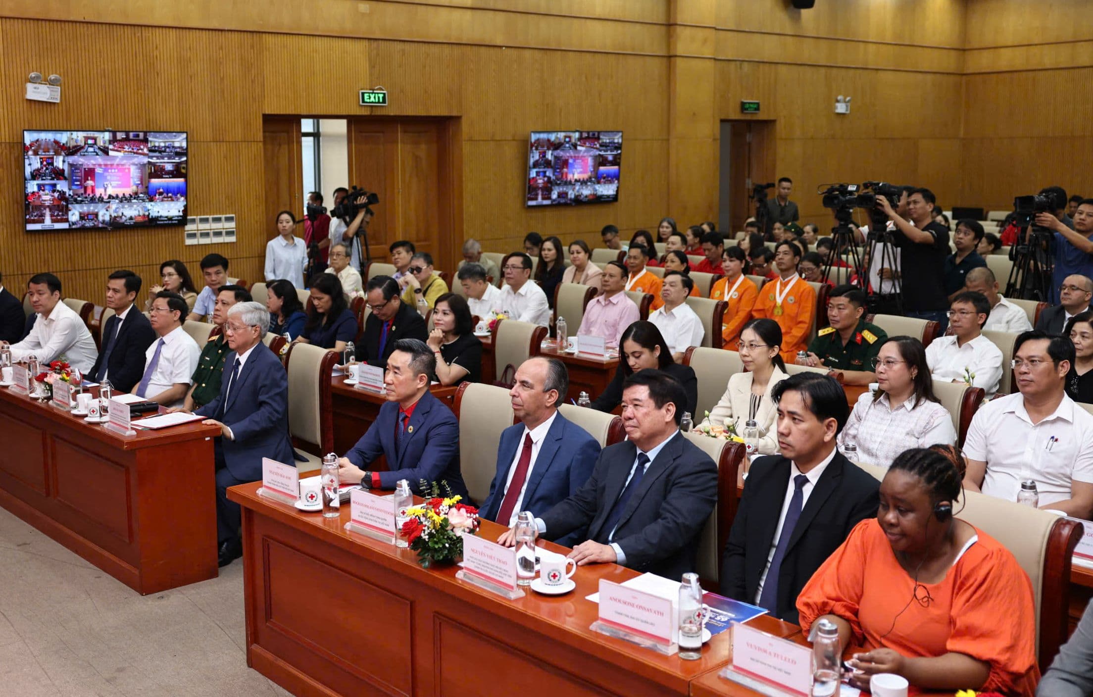 Đại biểu tham dự lễ phát động Chương trình ủng hộ nhân dân Cuba.