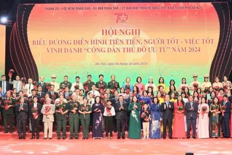 Đại biểu và công dân ưu tú tham dự Hội nghị biểu dương 'Người tốt, việc tốt' của TP Hà Nội, thể hiện tinh thần đoàn kết và cống hiến.