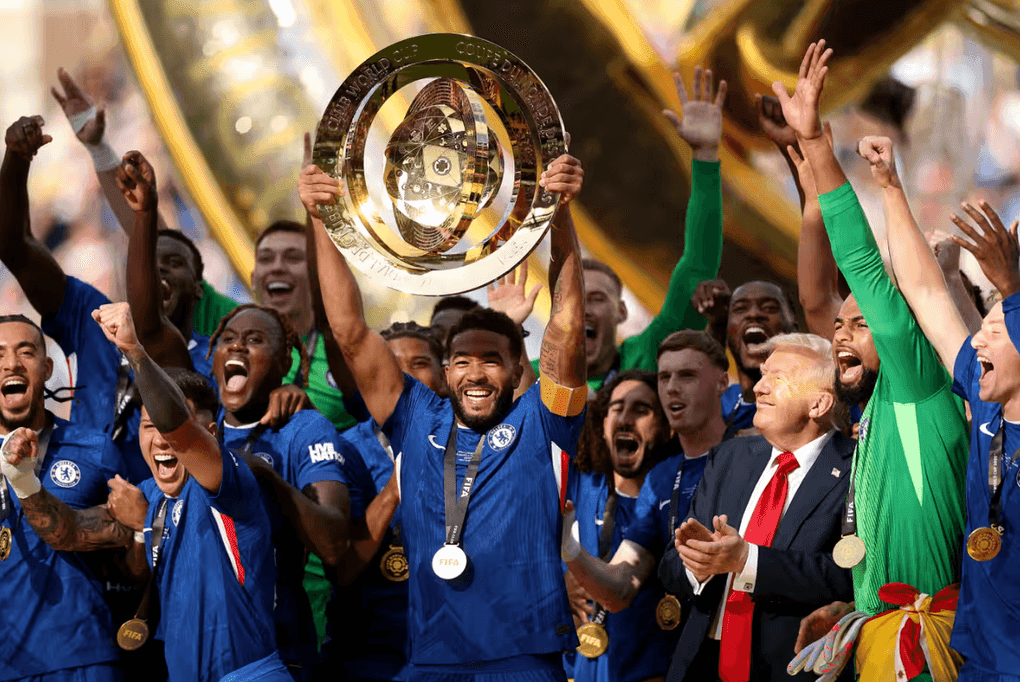 Đội bóng Chelsea ăn mừng nâng cao cúp vô địch FIFA Club World Cup 2025