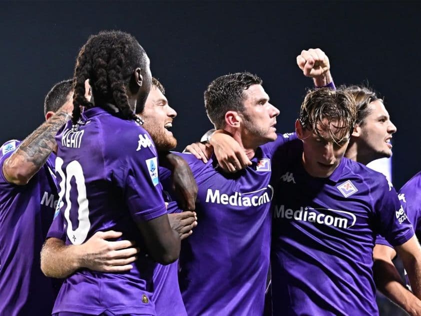 Đội bóng Fiorentina ăn mừng bàn thắng, thể hiện tinh thần và bản lĩnh của 'ông lớn' Ý.