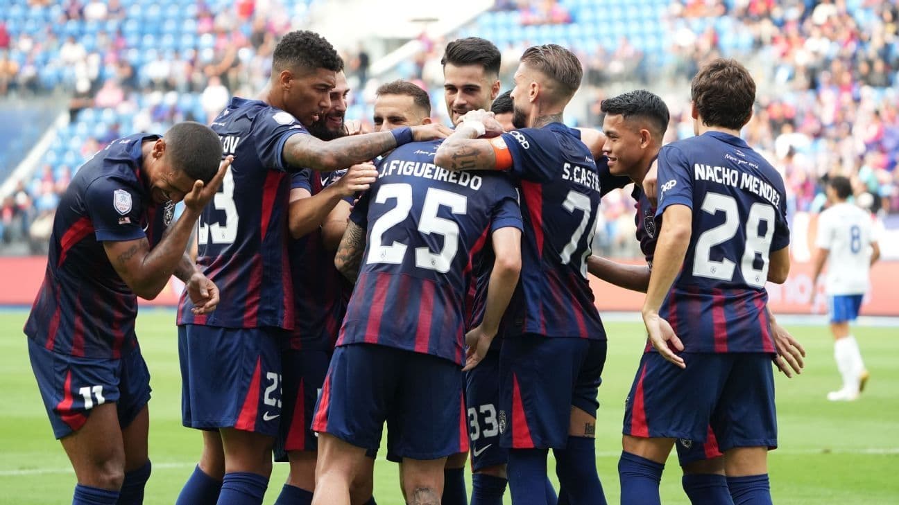 Đội bóng Johor DT ăn mừng bàn thắng trong trận đấu quan trọng tại giải vô địch CLB ASEAN.