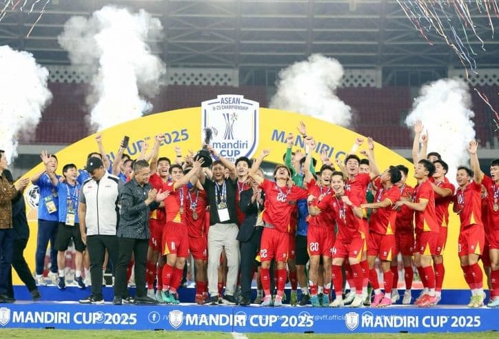 Đội bóng ăn mừng cúp vô địch, thể hiện tinh thần chiến thắng