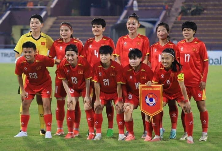 Đội bóng đá nữ Việt Nam chụp ảnh, tượng trưng cho lịch sử đối đầu giữa hai đội bóng.