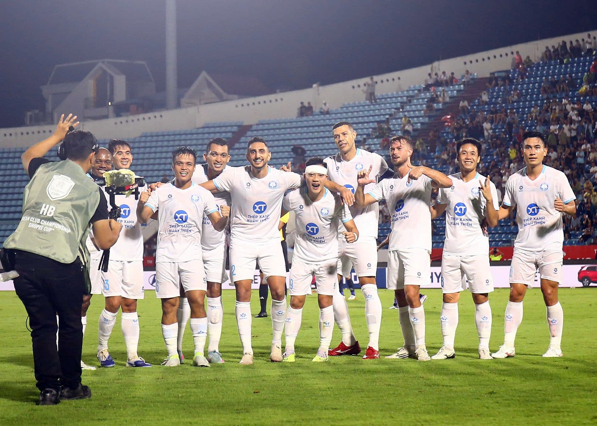 Đội bóng Nam Định chụp ảnh tập thể trên sân Thiên Trường sau trận đấu